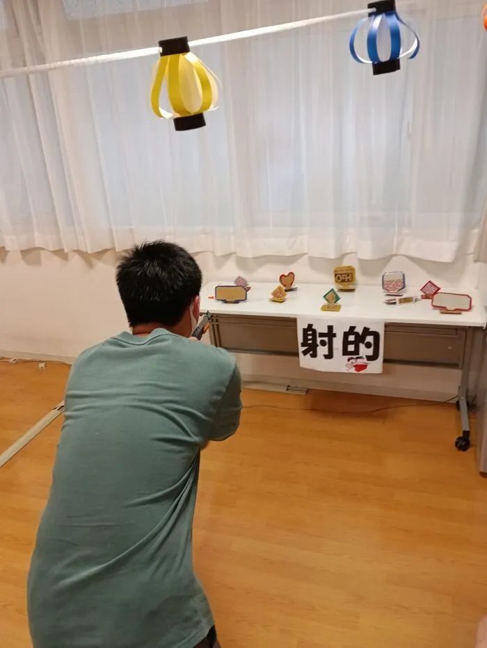 さぎすフェスタの射的コーナーで的をねらう子どもの後ろ姿
