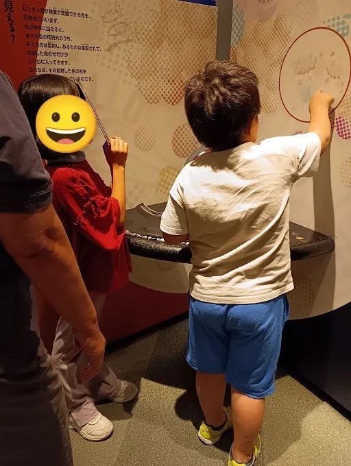 きっづ光科学館ふぉとんで光の展示にふれる子どもたち