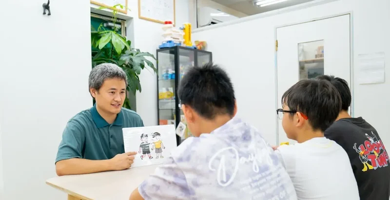 橿原支店での絵カードを使った支援の様子